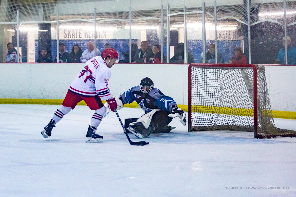 StreathamHockey's tweet image. A few photos from last night @StreathamHockey Qtr. Final Playoff 👇👇📸🍻🥅: photos.app.goo.gl/r4Cz7NEZ7f8QdX… The SIHC team and management would like to thank 'Security Sharon' for 10 years of game dedication in the #streatham barn. #RedHawks #playoffweekend #easter2024