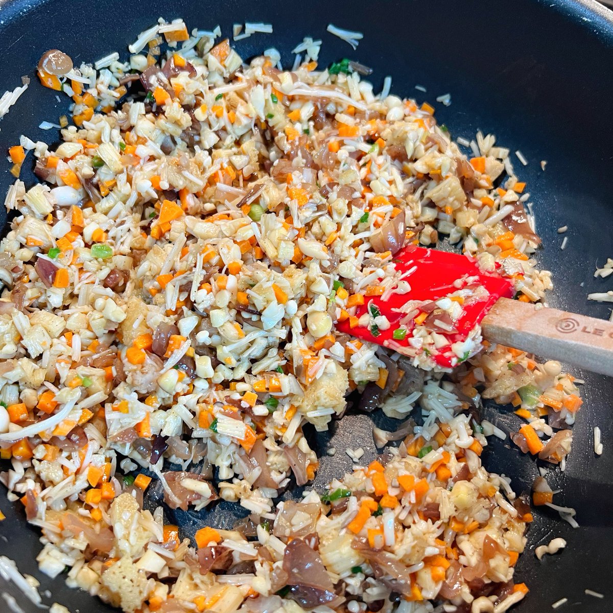 ilerbkitchen's tweet photo. Wrap แป้งเวียดนามเห็ด 4 อย่าง Healthy ฝุดๆ 🍄🍄🍄

ทำตามคุณ @maxdicine ใน Tiktok
เราใช้เห็ดเข็มทอง, เห็ดชิเมจิขาว+ดำ, เห็ดหูหนู 
ปรุงด้วยน้ำมันหอย/ผงปรุงรส/พริกไทย/น้ำมันงา ✨ นำไปผัดจนสุก และเอาไปห่อแร็บได้เลย เราเห็นคุณ Max เอาไปนึ่งอีกทีเราก็นึ่งตาม แป้งมันนุ่มหนึบสุดๆ 
อร่อยมั่กๆ