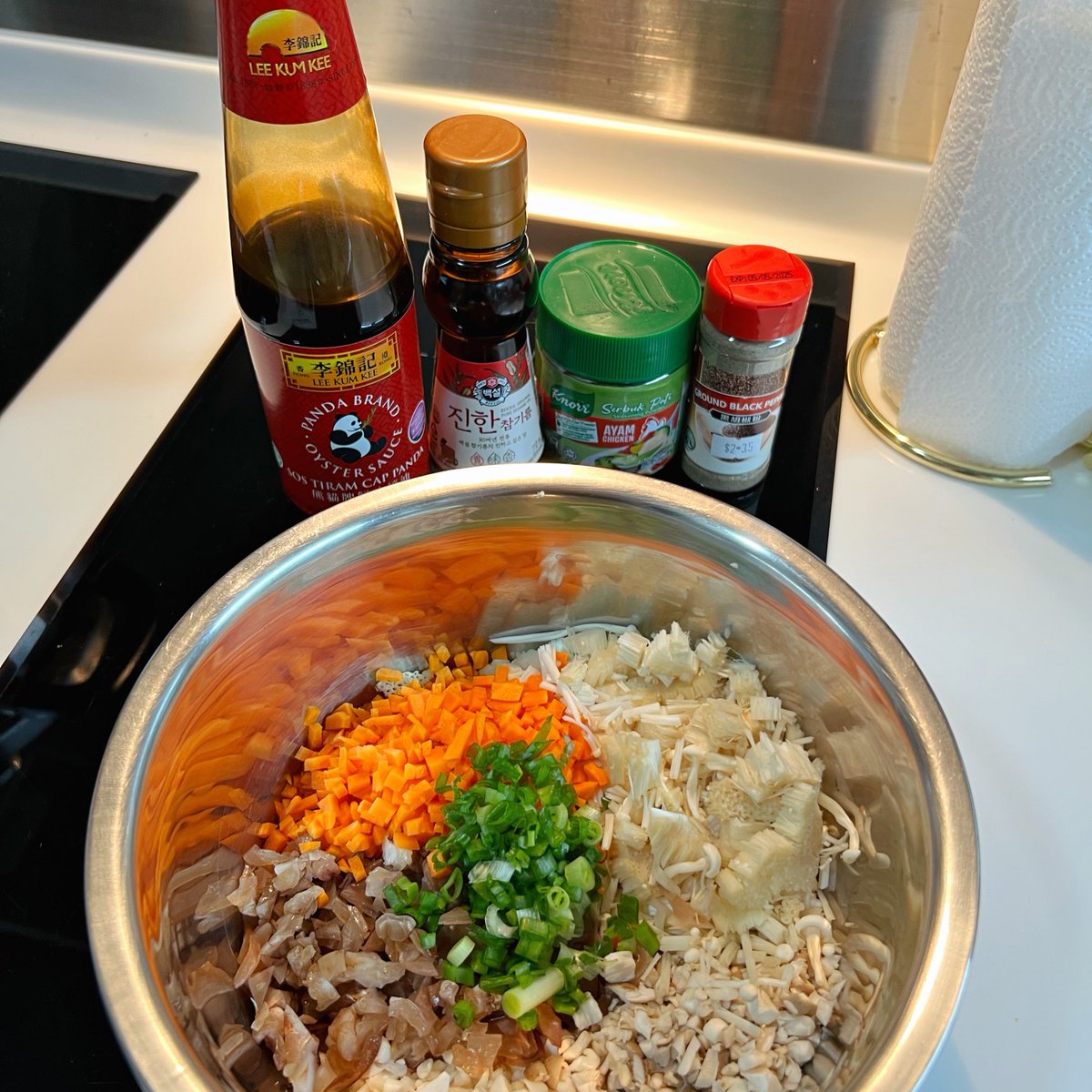 ilerbkitchen's tweet photo. Wrap แป้งเวียดนามเห็ด 4 อย่าง Healthy ฝุดๆ 🍄🍄🍄

ทำตามคุณ @maxdicine ใน Tiktok
เราใช้เห็ดเข็มทอง, เห็ดชิเมจิขาว+ดำ, เห็ดหูหนู 
ปรุงด้วยน้ำมันหอย/ผงปรุงรส/พริกไทย/น้ำมันงา ✨ นำไปผัดจนสุก และเอาไปห่อแร็บได้เลย เราเห็นคุณ Max เอาไปนึ่งอีกทีเราก็นึ่งตาม แป้งมันนุ่มหนึบสุดๆ 
อร่อยมั่กๆ