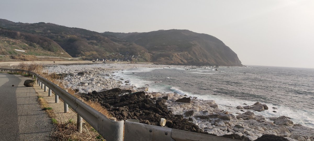 nanbuwks's tweet photo. 石川県輪島市門前町吉浦 37.3435568,136.7386203 付近 3月30日撮影 湾の向こう側に見えるのは海成段丘? #openforce https://t.co/WNNdFYfetL