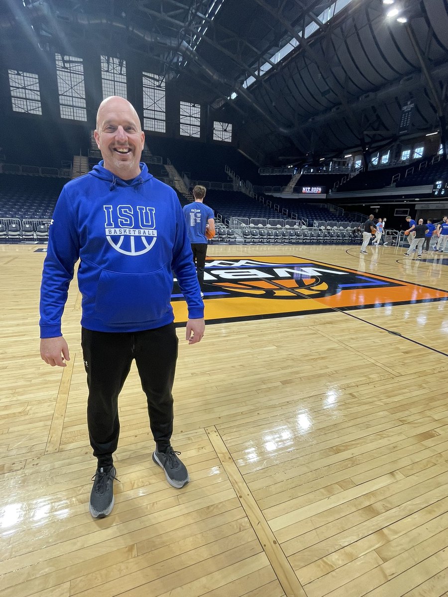 RickSemmler's tweet photo. ISU associate head coach Matthew Graves made a lot of memories playing for Butler at Hinkle Fieldhouse. Perhaps the most special to him, proposing to his wife at halfcourt https://t.co/NXpm2QrrIG