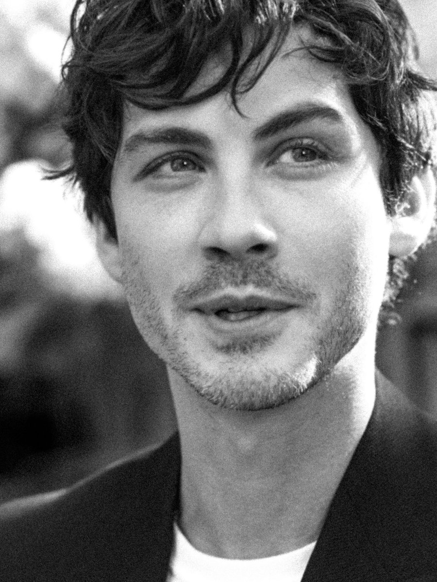Y ahora un poema: #LoganLerman fotografiado por #TheNewYorkTimes 📸