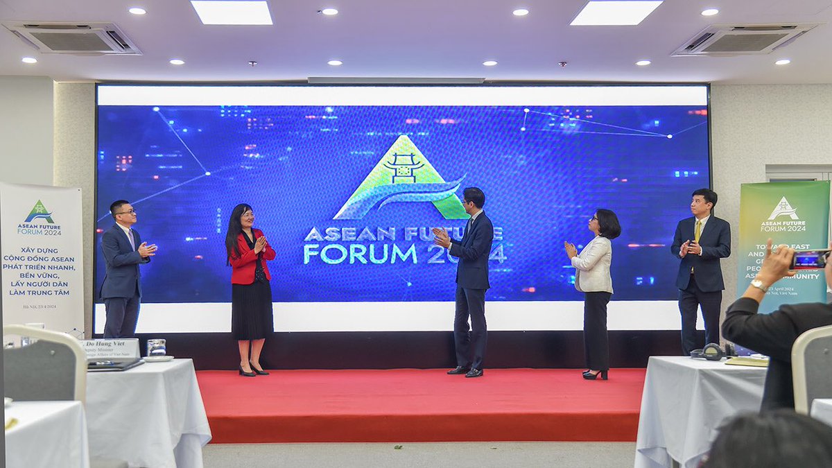 The #ASEAN Future Forum 2024 (AFF 2024) will take place in #Hanoi on April 23, with over 200 delegates taking part, Deputy Minister @dohungviet told an international press conference in Hanoi on April 1. en.baoquocte.vn/asean-future-f…