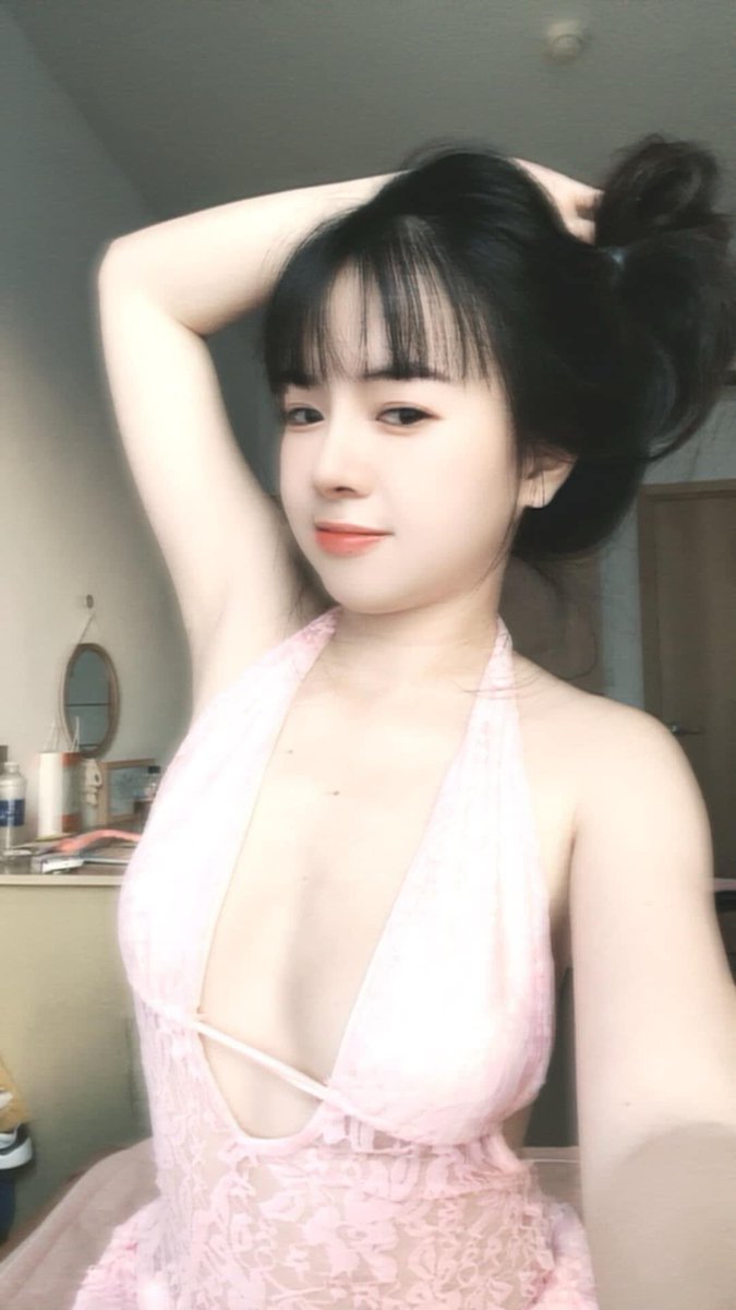 shana_vsb's tweet photo. Em và cái app của cô ấy 🤍🩷 https://t.co/OWteSx3gG1