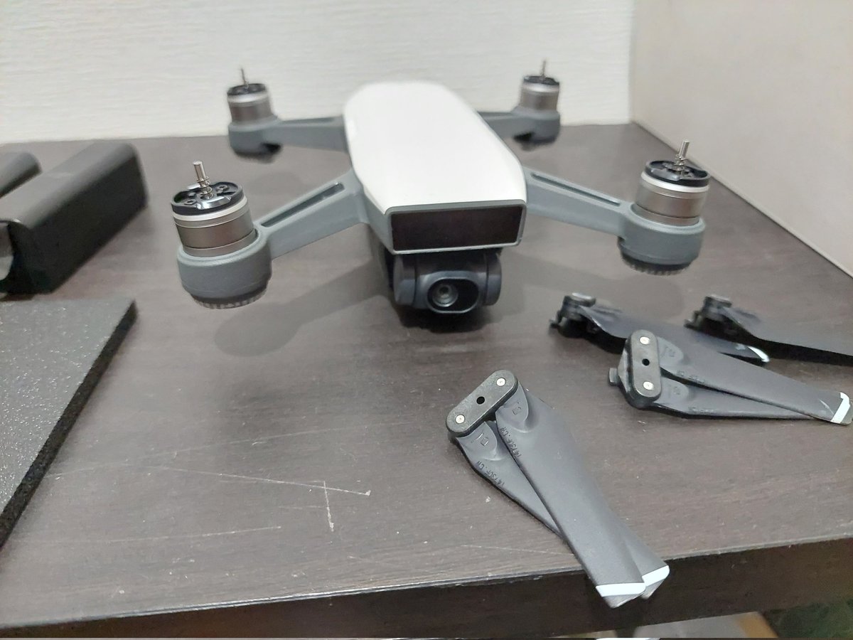atoma_CC01's tweet photo. 次はコイツを導入して
さらなる変態動画の成長を考える…
#撮りラジ

そう。撮るのも、走らせるのも、操作するのも

一人だから（笑）

賢いやつの手を借りる
#スパーク
#DJI

借り物だけど。
バッテリーは自前で購入

しばらくは撮ってないで
遊ぶんだろうなぁ

春休み、早く終わらないかなぁ https://t.co/pXkJaLwumV