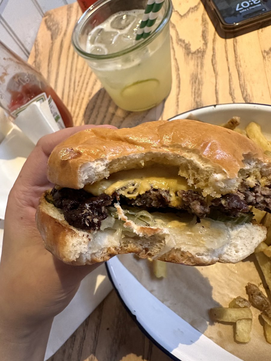 Really disappointed by @honestburgers who think “smash burgers” = charred beyond recognition. I LOVE smash burgers but the staff were arguing with me this level of “well done” is how all smash burgers are. (They’re not btw just try Bleeker Burger to see a smash burger done right)