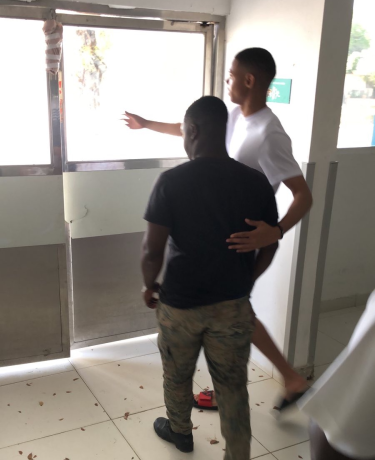 elnuevodiariord's tweet photo. 🇭🇹¡Haitiano hiere a soldado del Ejército Nacional!🇩🇴

Durante un operativo de deportación en la fortaleza San Fernando de #Montecristi, un miembro del @EjercitoRD resultó herido por un haitiano. El agresor, identificado como Wite Cora de 18 años, se encontraba junto a otros compatriotas en custodia para ser deportados.

El militar herido, Adan Alberto Alcántara, de 21 años, recibió un disparo en el costado durante el incidente. Por su lado, el agresor fue trasladado con contusiones a la sala de emergencias del hospital Padre Fantino.

#ElNuevoDiarioRD #Nacionales