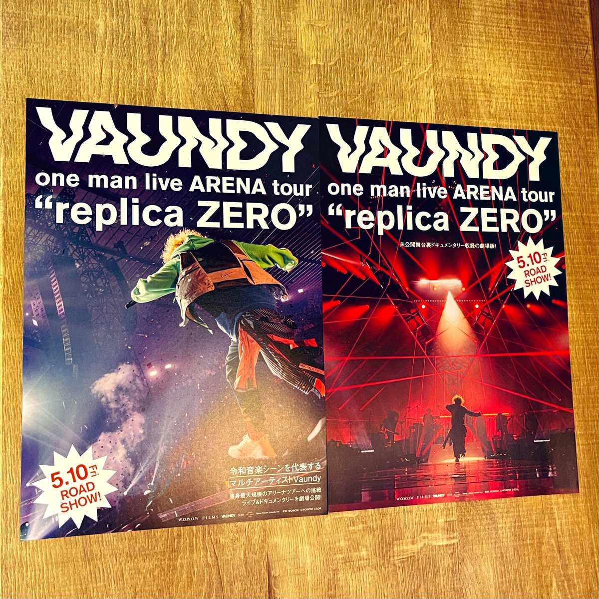 lyricalmido's tweet image. 映画館のスタッフの方にVaundyのライブ映画のフライヤーがあるか尋ねたら「まだ入ってきてません」と言われ、とぼとぼ外階段を降りてたら声をかけられた。「ありました！」と。わざわざ階段の下まで探しに来てくれた🥹 ありがとうございます🙏 2枚いただきました✨
#TOHOシネマズ六本木ヒルズ
#Vaundy