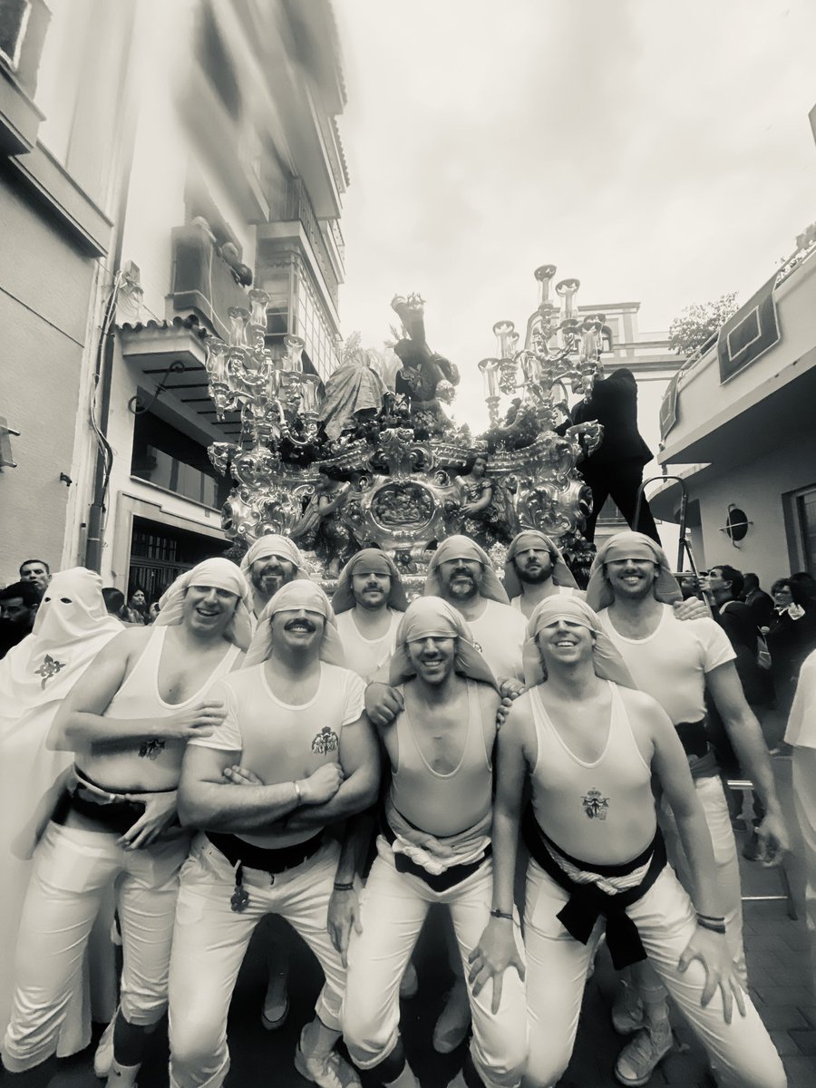 Él nos da la felicidad. Sonríe…