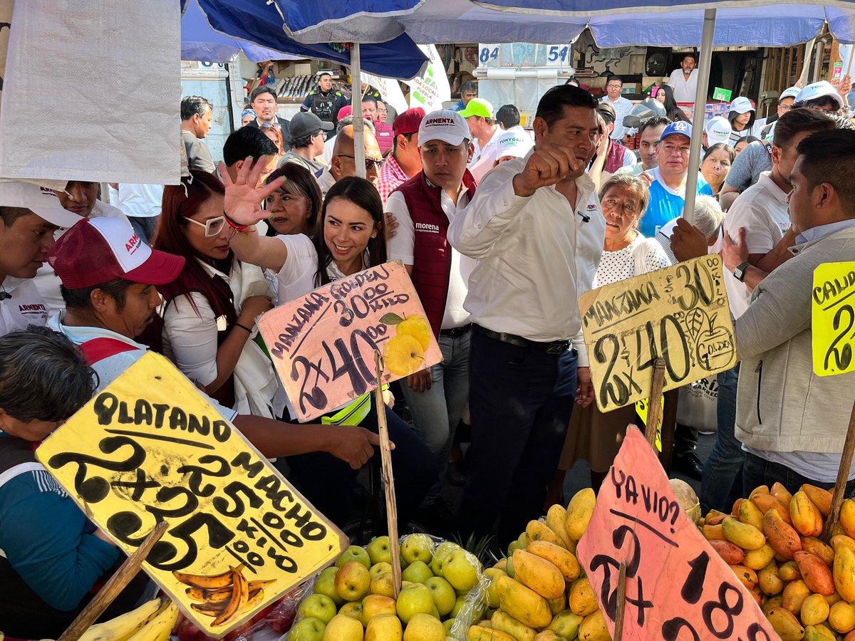 🗣️Llévelo, llévelo, bara, bara. Los candidatos de sigamos @HaciedoHistoria visitan el mercado 5 de Mayo. #puebla #distrtoFederal9 #DistrtoLocal17