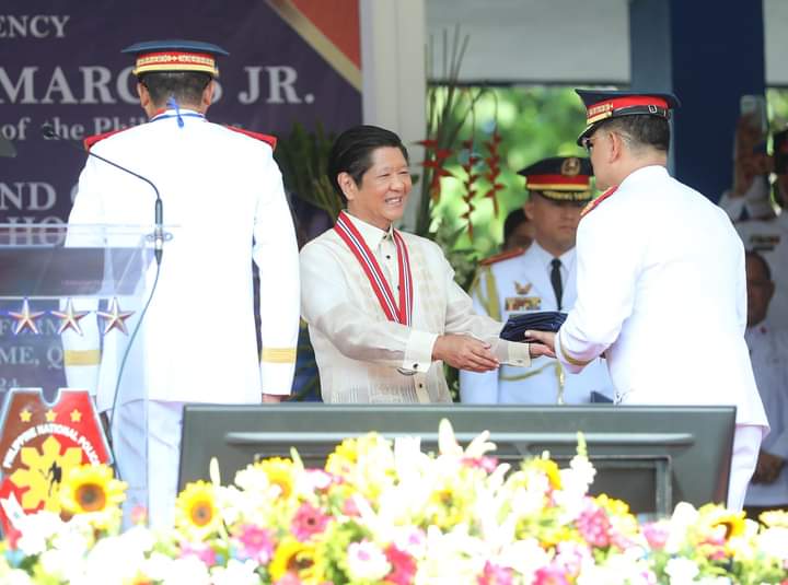 PBBMLoyalist's tweet photo. Pinangunahan ni Pangulong Ferdinand R. Marcos Jr. ang Change of Command Ceremony at Retirement Honors para kay Police General Benjamin C. Acorda Jr., at iginawad sa kanya ang Philippine Legion of Honor.

Basahin: https://t.co/h4Yq9OenrV

#PBBMGoodNews #UnitedLoyalist https://t.co/ReTXVLdu76