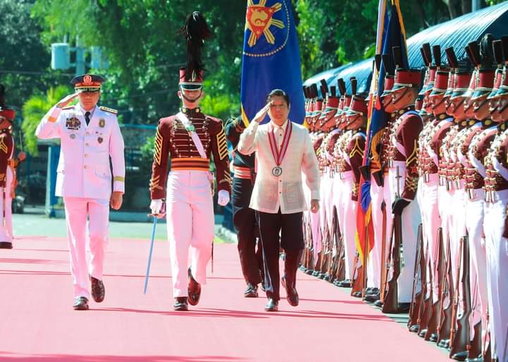Pinangunahan ni Pangulong Ferdinand R. Marcos Jr. ang Change of Command Ceremony at Retirement Honors para kay Police General Benjamin C. Acorda Jr., at iginawad sa kanya ang Philippine Legion of Honor.

Basahin: facebook.com/share/p/AxW6Vg…

#PBBMGoodNews #UnitedLoyalist