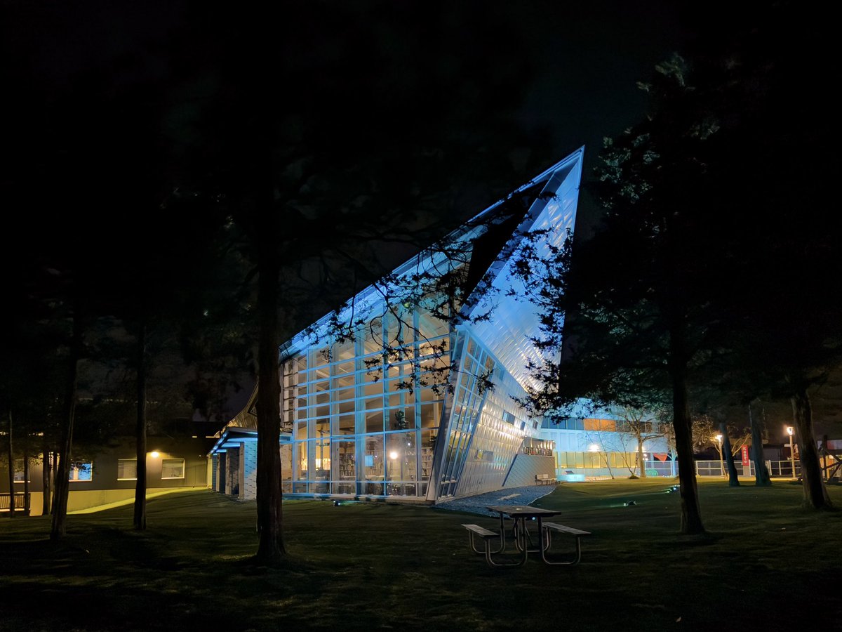 💙 Our Parrott Centre Library lights up in blue to honour the 100th anniversary of the @RCAF_ARC. We are proud of our deep connection with CFB Trenton and our military-connected students and looking forward to celebrating the Quinte International Air Show on June 29-30! 🛩️…