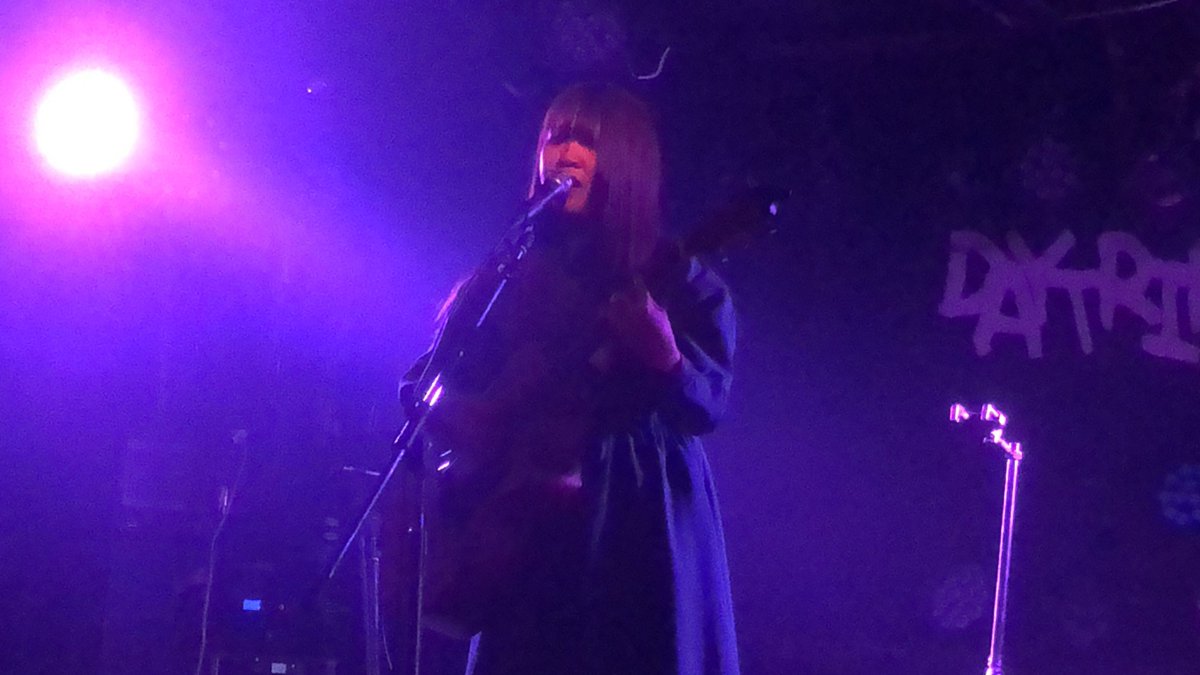 10wj0's tweet photo. 今夜のmuuiさん。
広いDAYTRIPのライブハウスステージに
合った弾き語りライブでした。
muuiさんが弾き語る音楽のシャワーに包まれて
癒された。
花見の影響か、鶴舞界隈は人の波がごった返し
でしたが僕は花よりライブでしたね。
今夜のライブ行けて聴けて良かった。
#muui #鶴舞DAYTRIP https://t.co/Aht2ZnEPid