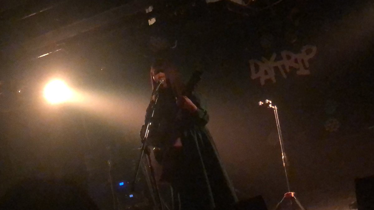 10wj0's tweet photo. 今夜のmuuiさん。
広いDAYTRIPのライブハウスステージに
合った弾き語りライブでした。
muuiさんが弾き語る音楽のシャワーに包まれて
癒された。
花見の影響か、鶴舞界隈は人の波がごった返し
でしたが僕は花よりライブでしたね。
今夜のライブ行けて聴けて良かった。
#muui #鶴舞DAYTRIP https://t.co/Aht2ZnEPid
