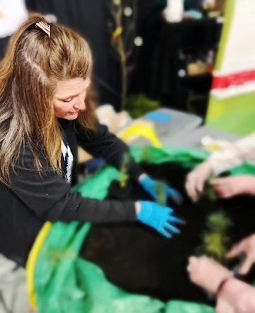 As a member of Landscape Ontario, @InOurBackyardCA 's Coordinator, Brenda Walsh was at the Kitchener Home & Garden Show as their representative & participated in planting demonstrations. *New in 2024, IOB will be providing subcontract services for other landscape professionals!