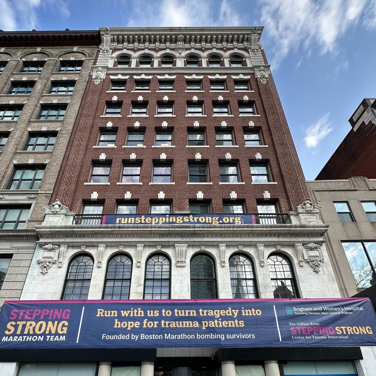 The #SteppingStrong banner is up and ready to support our 128th #BostonMarathon runners as they pass by Copley Square on April 15. Only 10 DAYS TO GO! Help our runners reach their fundraising goal here events.brighamandwomens.org/site/TR?fr_id=… Thank you 💙🩷💛 @bostonmarathon @BAA @BrighamWomens