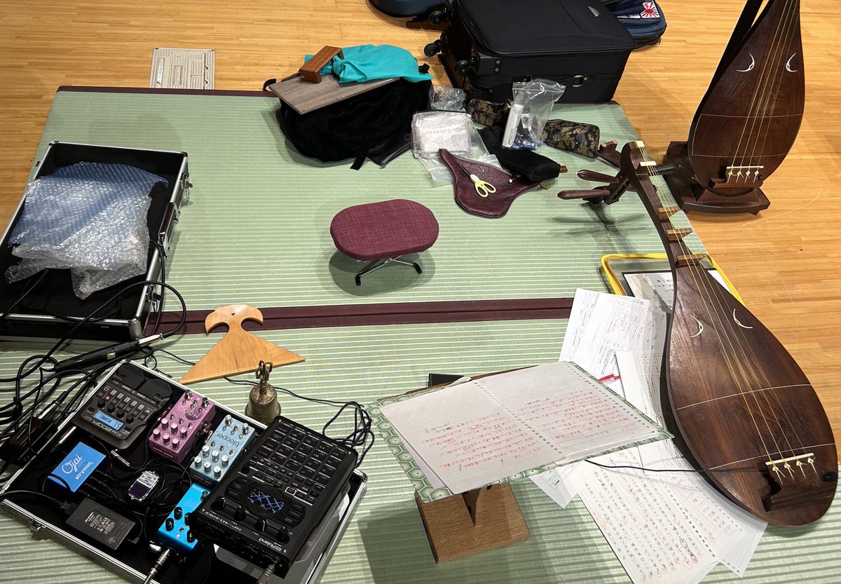 OZtrasis's tweet photo. 【振り返り】
オープニングの琵琶LOOP/filterの逆回転、テープストップは私の手元で操作

終盤のクラブ音圧fピアノ/尺八リミックスから寝た子も起きるslice鬼stretch〆は落合さんの仕業

落合さんの機材のお城美しい
#デジタル古楽器千利休 #落合陽一 https://t.co/piSuSx3Uxk