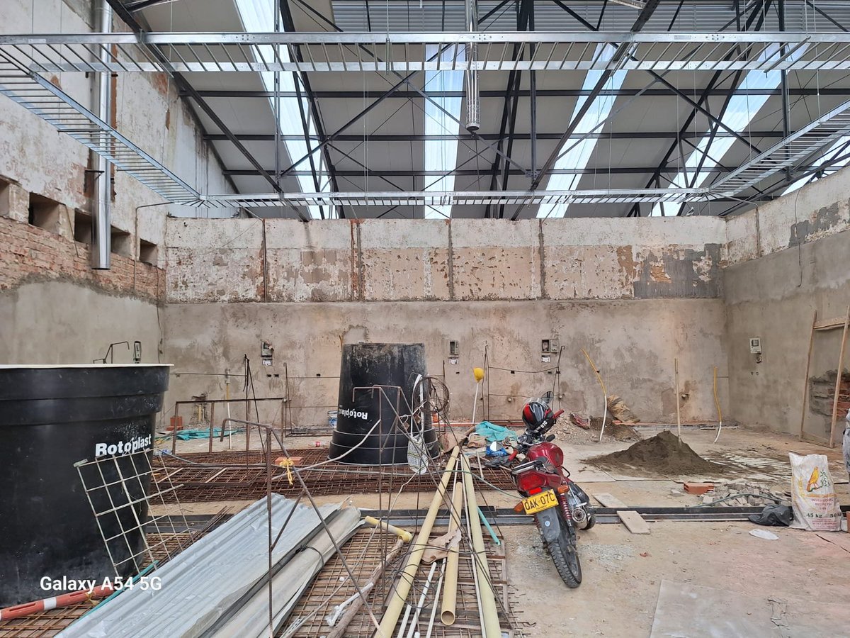 BLUSantanderes's tweet photo. Comerciantes que tienen sus locales en la plaza de mercado San Francisco, en Bucaramanga, protestan por serios retrasos en la entrega de la obra de remodelación. El proyecto debía entregarse el 31 de enero y denuncian poca presencia de obreros para terminar la obra #MañanasBlu https://t.co/XsZY5FjtmZ
