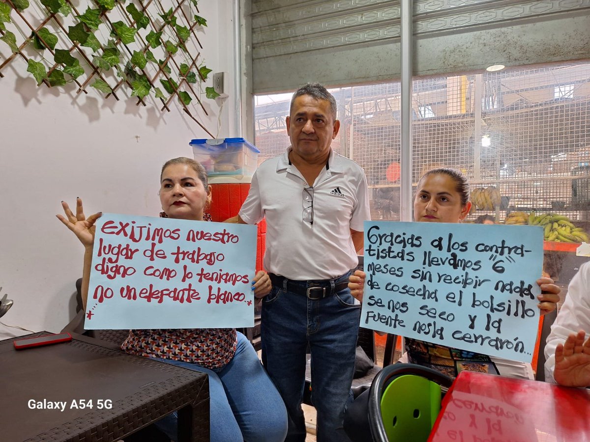 BLUSantanderes's tweet photo. Comerciantes que tienen sus locales en la plaza de mercado San Francisco, en Bucaramanga, protestan por serios retrasos en la entrega de la obra de remodelación. El proyecto debía entregarse el 31 de enero y denuncian poca presencia de obreros para terminar la obra #MañanasBlu https://t.co/XsZY5FjtmZ