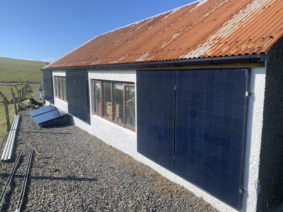 wire_brigade's tweet image. Got the 2x4 panel due south facing comparison arrays up and running. #runningoutofspace