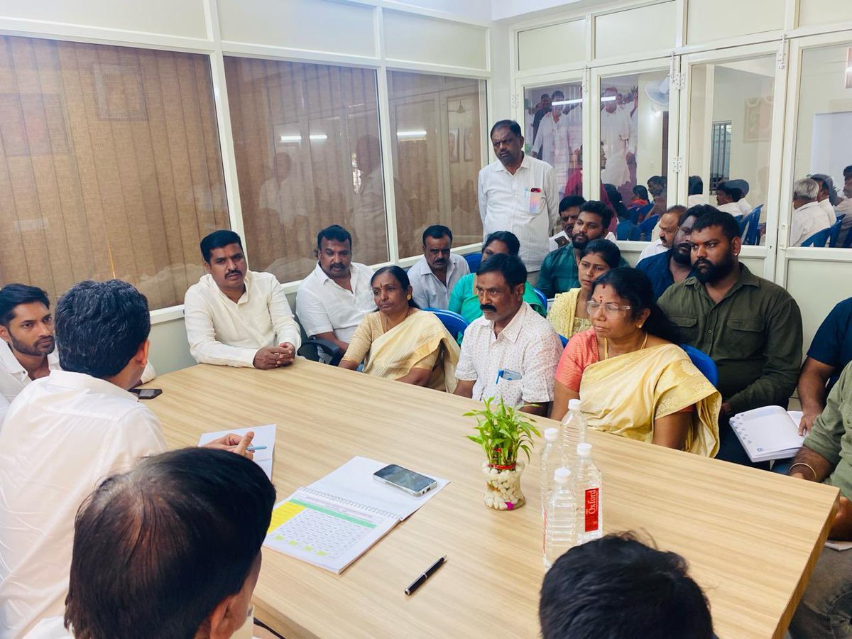 As we prepare for #LokSabha2024, I held a detailed ward wise discussion with our party leaders and workers in the CV Raman Nagar assembly. People of #BengaluruCentral are aspiring for a change, the Congress party is gathering momentum every day. #MansoorForBengaluruCentral