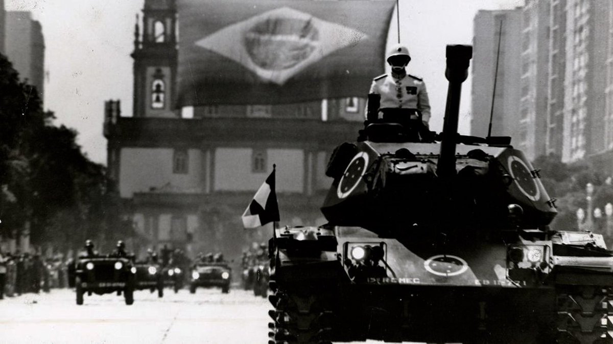 historia_pensar's tweet photo. Há 60 anos, em 1º de abril de 1964, João Goulart era deposto por um golpe de Estado. A quartelada instaurou  uma ditadura empresarial-militar que se prolongou por duas décadas e legitimou inúmeros retrocessos civilizacionais, impostos através de torturas e assassinatos.

1/27 https://t.co/wbqqFTeujk