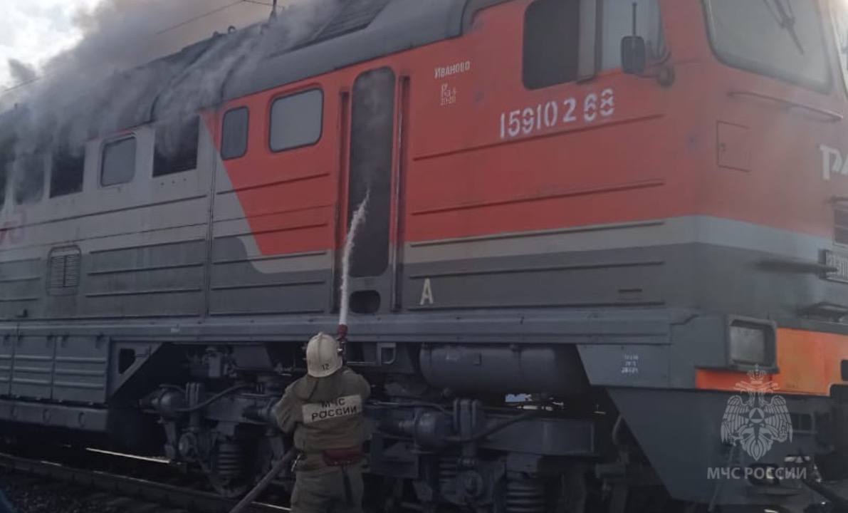 LXSummer1's tweet photo. Ivanovo region, Russia โ
๐ท๐บ #FireTrain Bingo ๐ ๐ฅ๐ฅ๐ฅ๐จ
Today there was a report of a fire in a diesel locomotive of a freight train, consisting of 40 cars, near the railway station in the village of Savino, Ivanovo region. Upon arrival of the first fire and rescue unit, the information was confirmed; a fire occurred in the diesel locomotive (high-voltage compartment). Firefighters quickly extinguished the fire on an area of โโ10 square meters, preventing the fire from spreading to neighboring cars. Traditionally there were no casualties. In total, 9 people and 3 pieces of equipment were involved from the Russian Ministry of Emergency Situations. The cause of course is unknown. @EPICGOPFAIL