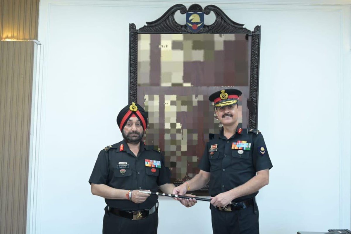 Maj Gen APS Chahal took over the reins of #AgnibaazDivision from Maj Gen Bimal Monga. On assuming command, he exhorted all ranks to continue working with soldierly zeal & focus on operational readiness and future challenges #SudarshanChakraCorps