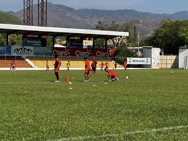 locosfut's tweet photo. #Preparan
Los Gallos ZACAPA se preparan para recibir a los CREMAS !!!
#LF https://t.co/6vXgLjXu9N