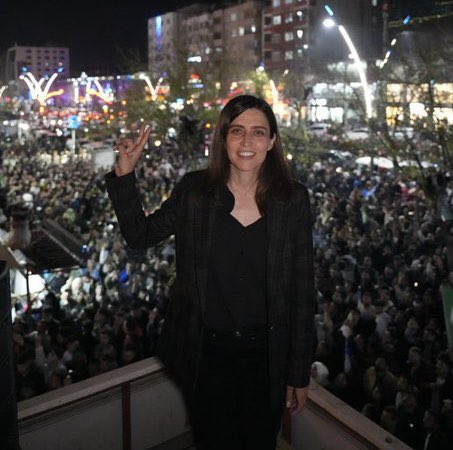 A Kurdish Hizbullah HÜDA PAR member joked he will let women choose the color of their niqab when his party wins in Batman, Turkey — implying wearing one would become mandatory. Gülistan Sönük, a woman from the leftist DEM Party, just beat his party by 49 points to become mayor.