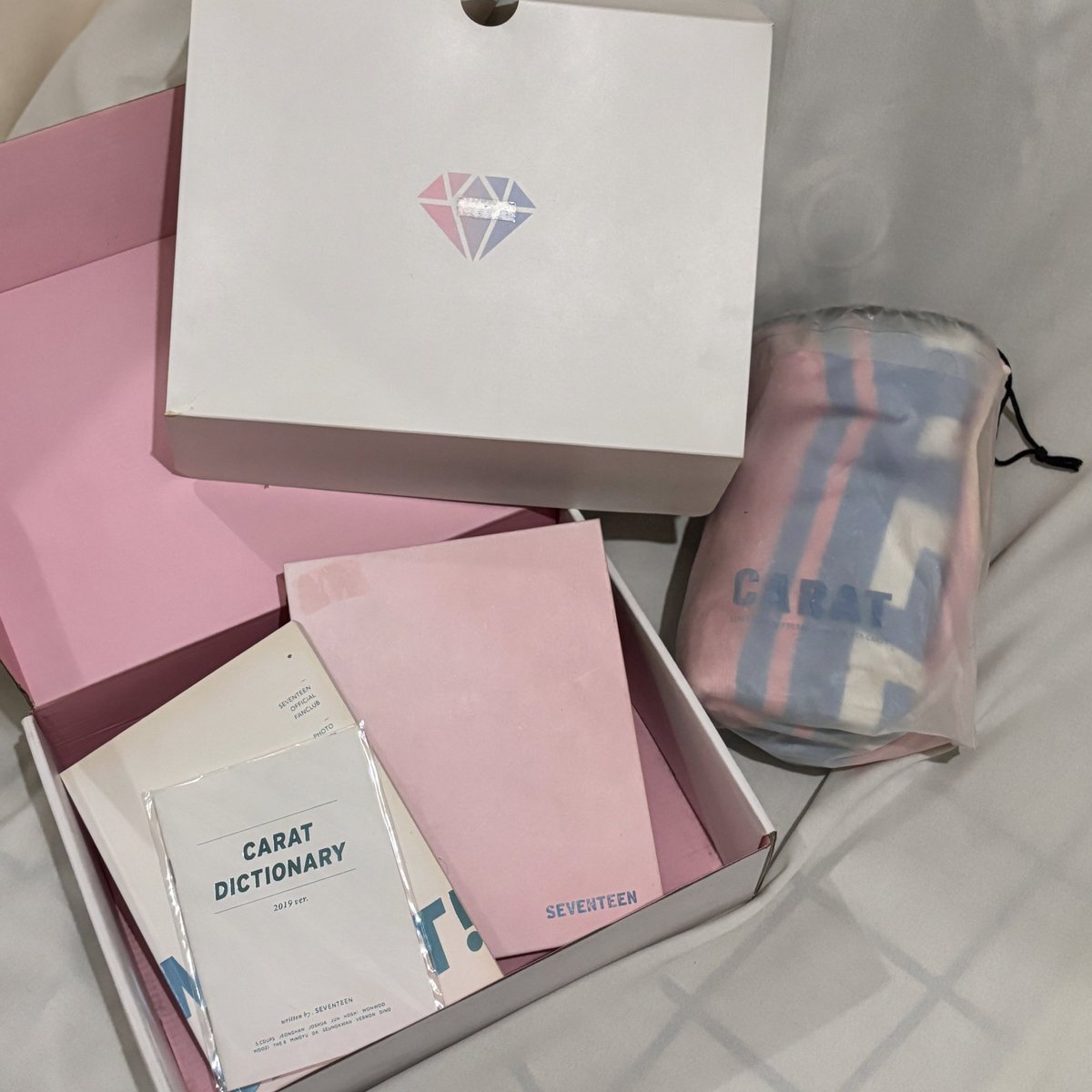 everyone_uwu's tweet photo. @pledis_17 carat membership kits 

╰ 4th gen - ₱900 (outbox+towel+pb+carat dictionary+pc binder) 

╰ 5th gen - ₱450 (outbox+pb+luggage tag)

𖤐 onhand, payo
❌ sensitive buyer, slight dents/fading

📍MNL
mop: gcash
mod: ggx

dm to avail 🫶🏻

🏷️ wts lfb svt album merch carat kit kpop sale https://t.co/wDhEGHsjb7