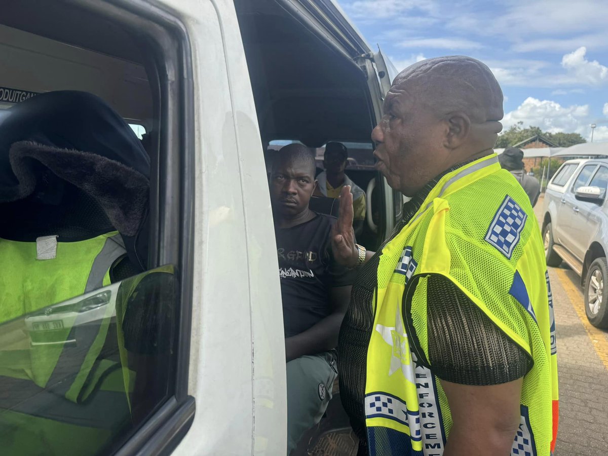 _ArriveAlive's tweet photo. Mpumalanga MEC Vusi Shongwe visited the Lebombo Border Post to monitor traffic operations https://t.co/wnmQoWzuJs
#ArriveAlive #TrafficOperations #LebomboBorder https://t.co/2LZfQyi6AT