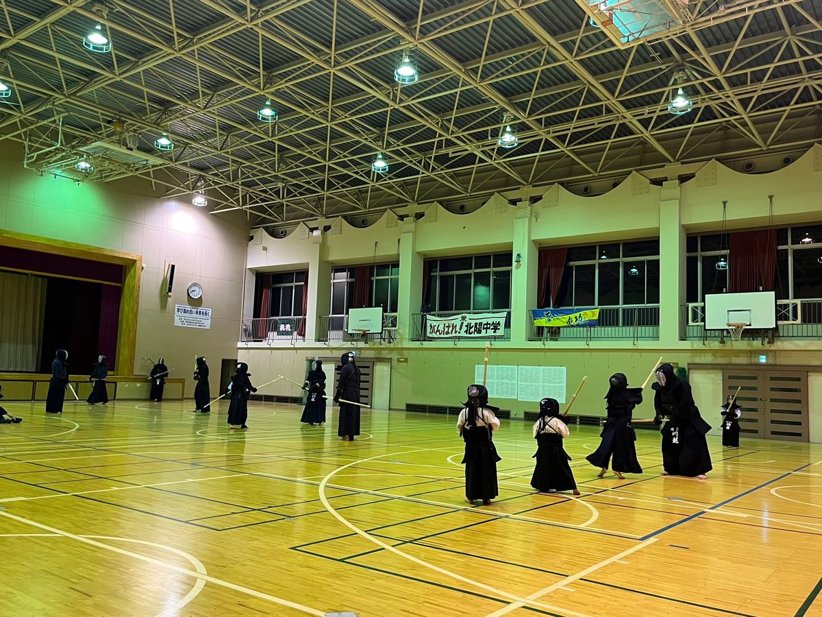 takahiro080188's tweet photo. 本日の稽古、昨日、中学生優勝に終わり本日は基本から徹底しての稽古
若い指導者が元に立ち指導
いいですね、
次に向け頑張っていきます
みなさんよろしくお願いしま��� https://t.co/RtPMjEDyob