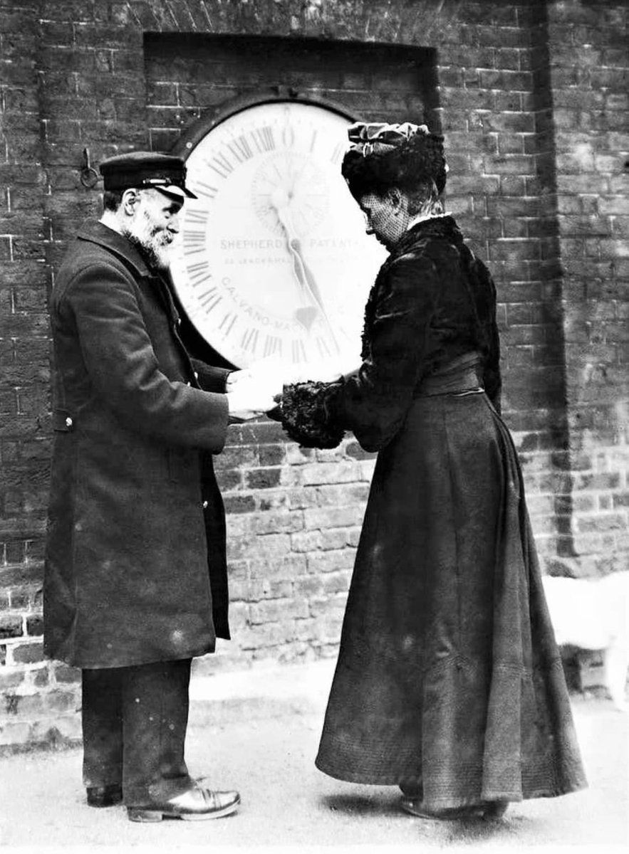 Ruth Belville, la Greenwich Time Lady, era una empresaria de Londres. 

Ella y su familia vendieron tiempo a la gente. Esto se hizo configurando un reloj de Belville en GMT, mostrado por el reloj de Greenwich cada día,

👇🏻