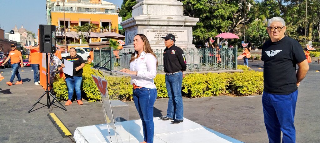 En el Zócalo de #Cuernavaca, con los dirigentes de los dos partidos que la postulan, <a href="/jesi_ortega/">Jessica Ortega ♀</a> inicia su primer semana de campaña.
Anuncia los 5 ejes de su campaña, particularmente el primero: "Seguridad ciudadana, derechos humanos y procuración de justicia"