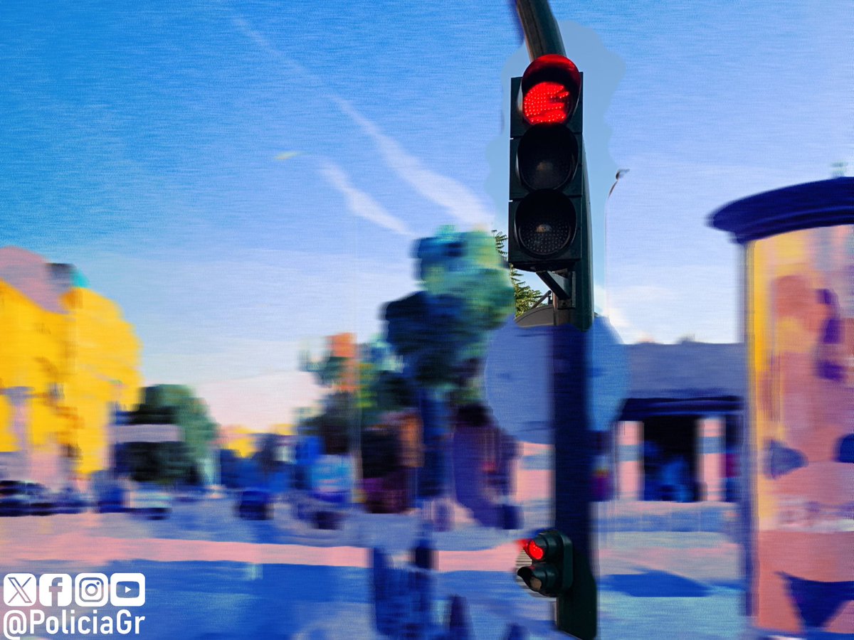 PoliciaGr's tweet photo. Imagina que vas circulando y te detienes ante la luz roja de un semáforo.
Ahora imagina que la persona que conduce el coche que va detrás tuya va distraída, posiblemente pendiente del teléfono móvil, y termina chocando contigo por alcance. https://t.co/53nME7YvLJ