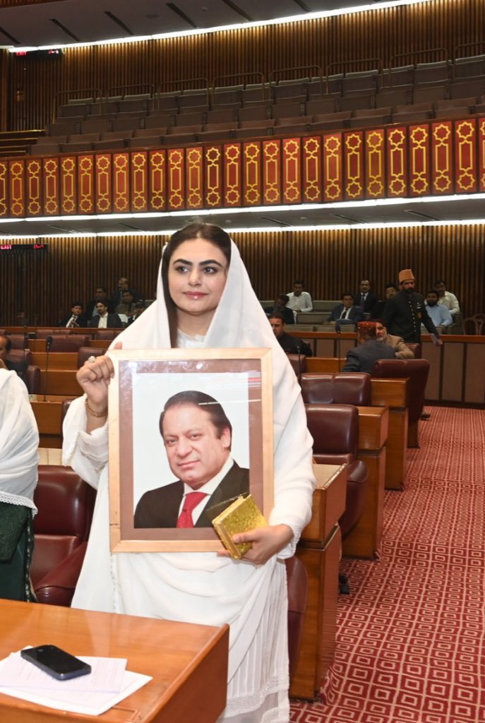 Shamylaroy's tweet photo. الحمد اللہ 
تمام عزتیں اللہ کی طرف سے ہیں۔ اللہ ہر چیز پہ قادر ہے۔ 
میں اللہ کے فضل بعد 
اپنیے قائد محمد نوازشریف شہباز شریف محترمہ مریم نواز شریف حمزہ صاحب  سوشل میڈیا والنٹیرز کا شکریہ ادا کرتی ہوں جنہوں نے مجھ کارکن کو عزت سے نوازا۔ 
میری کامیابی ہر اس کارکن کی کامیابی ہے جو محنت وفاداری مستقل مزاجی پہ یقین رکھتا ھے۔ 
ایک کارکن کو قومی اسمبلی کا رکن بنانے سے ایک پیغام ملا کہ جماعتیں اپنے مخلص ساتھیوں  وفادار کو نظر انداز نہیں کرتیں۔ 
انشاء اللہ اسمبلی میں خواتین اور نوجوانان کے مسائل کو اجاگر کرونگی۔