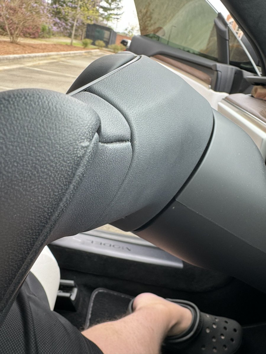 briandstone__'s tweet image. Tesla mobile service came to replace my Yoke today but said it wasn’t peeling enough to qualify. I don’t pick at it or peel at the spots like everyone else because I don’t want them to look raggedy. I know what’s happening so I just don’t touch it. I’ve now exposed the loose area…