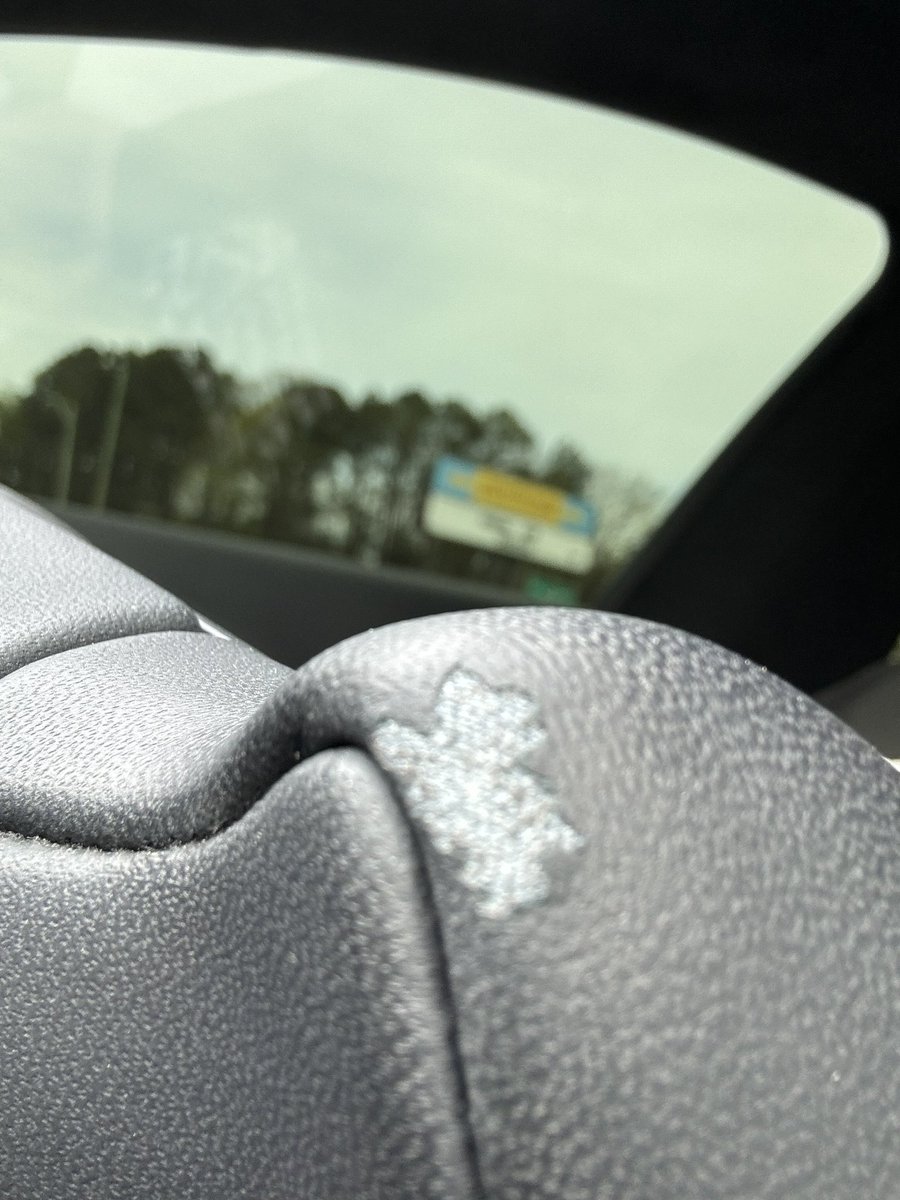 briandstone__'s tweet image. Tesla mobile service came to replace my Yoke today but said it wasn’t peeling enough to qualify. I don’t pick at it or peel at the spots like everyone else because I don’t want them to look raggedy. I know what’s happening so I just don’t touch it. I’ve now exposed the loose area…