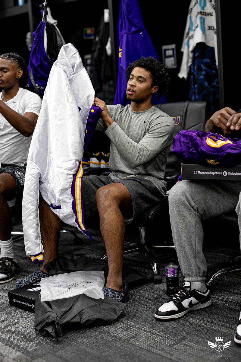 ALCollection's tweet image. Get your #ALCollectionLSU reversible jacket today. $139.99 for #MerchMadness anthonylawrencecollection.com #GeauxTigers #LSUForever #MarchMadness #BeLegendary