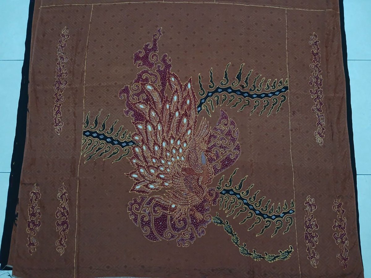 Batik Tulis Exclusive🏷

• Bahan Sutra ATBM Baron
• Ukuran 260cm x 115cm
• Handmade full tulis manual
• Kami menjual dalam bentuk kain gambar diatas hanya ilustrasi, kain tersebut bisa dijahit menjadi kemeja lengan panjang atau Hem lengan pendek