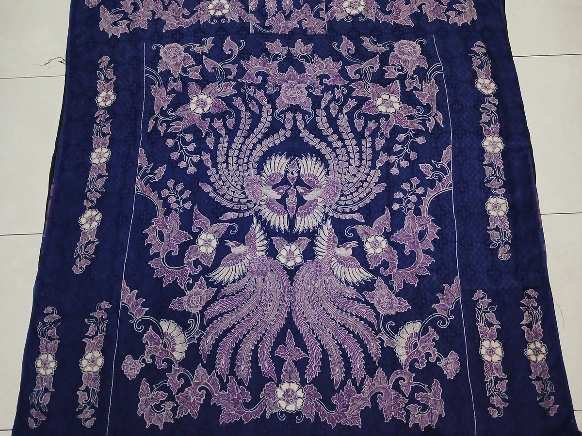 Batik Tulis Exclusive🏷

• Bahan Sutra ATBM Baron
• Ukuran 260cm x 115cm
• Handmade full tulis manual
• Kami menjual dalam bentuk kain gambar diatas hanya ilustrasi, kain tersebut bisa dijahit menjadi kemeja lengan panjang atau Hem lengan pendek
