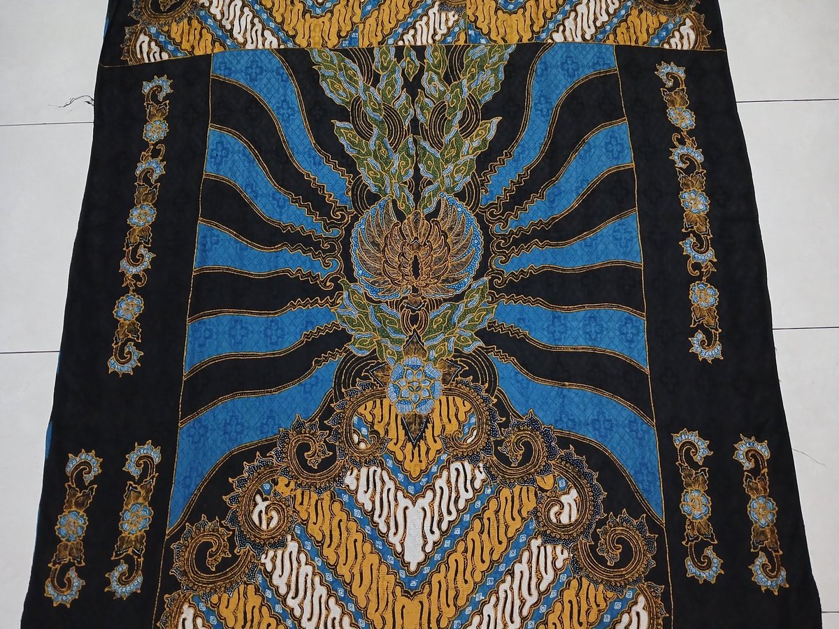 Batik Tulis Exclusive🏷

• Bahan Sutra ATBM Baron
• Ukuran 260cm x 115cm
• Handmade full tulis manual
• Kami menjual dalam bentuk kain gambar diatas hanya ilustrasi, kain tersebut bisa dijahit menjadi kemeja lengan panjang atau Hem lengan pendek