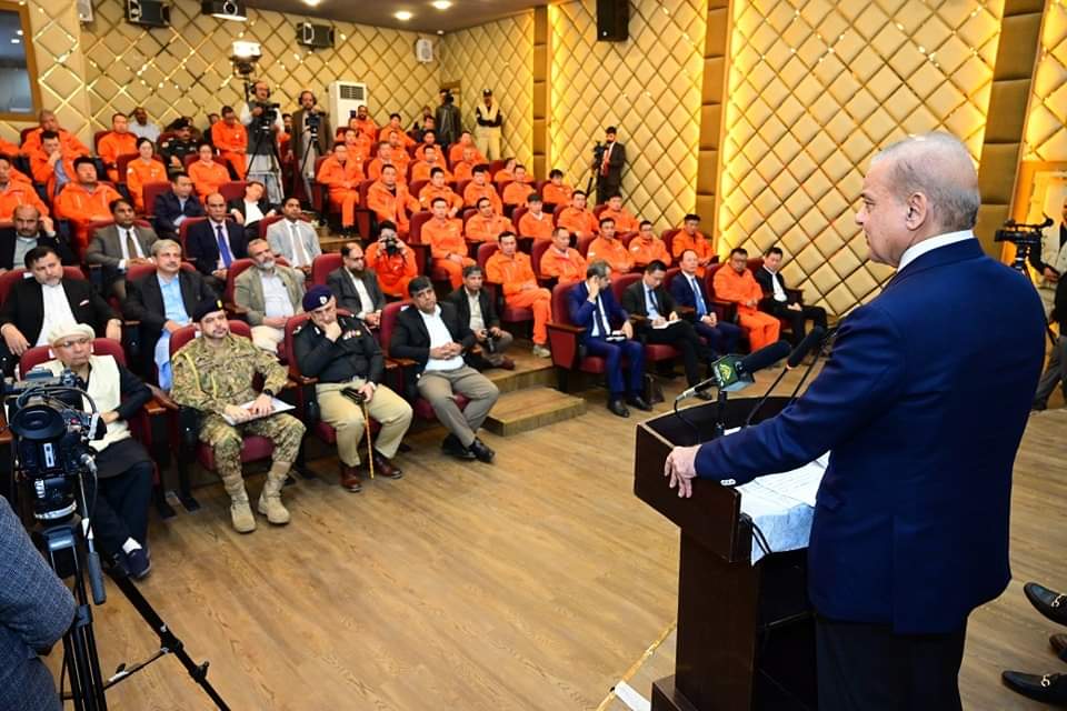 meenakai123's tweet photo. Prime Minister Muhammad Shehbaz Sharif addressed Chinese engineers and officials at the Kass camp of China Gezhouba Group Company (CGGC) in Daasu (Upper Indus Kohistan). He also engaged with CGGC engineers working on the Daasu Hydropower Project.
#DasuDam #Pakistan #Abhiya #Emile https://t.co/bsZVVJxolj