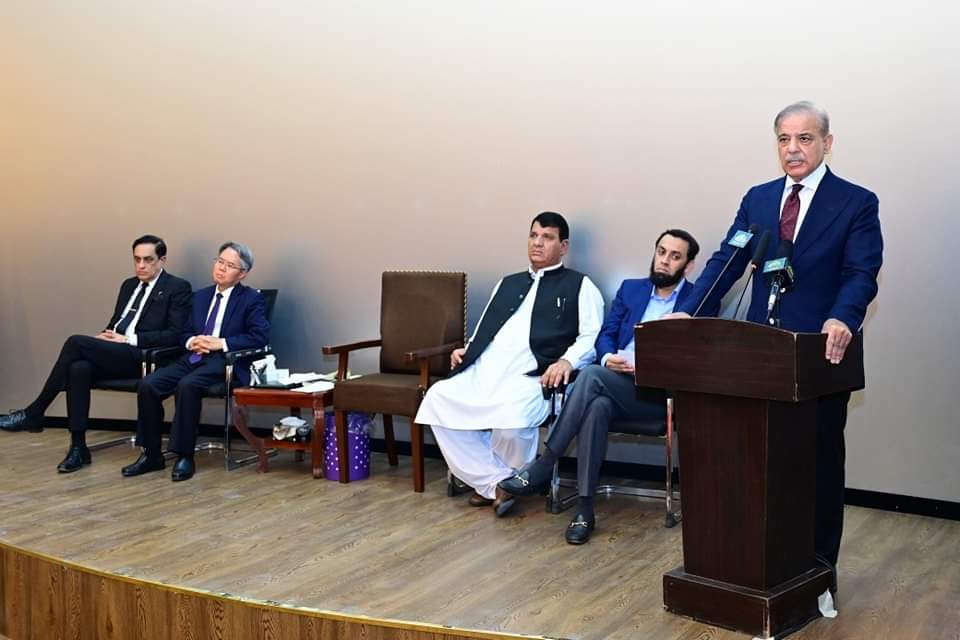 meenakai123's tweet photo. Prime Minister Muhammad Shehbaz Sharif addressed Chinese engineers and officials at the Kass camp of China Gezhouba Group Company (CGGC) in Daasu (Upper Indus Kohistan). He also engaged with CGGC engineers working on the Daasu Hydropower Project.
#DasuDam #Pakistan #Abhiya #Emile https://t.co/bsZVVJxolj