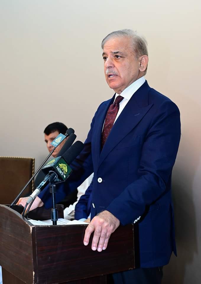 meenakai123's tweet photo. Prime Minister Muhammad Shehbaz Sharif addressed Chinese engineers and officials at the Kass camp of China Gezhouba Group Company (CGGC) in Daasu (Upper Indus Kohistan). He also engaged with CGGC engineers working on the Daasu Hydropower Project.
#DasuDam #Pakistan #Abhiya #Emile https://t.co/bsZVVJxolj