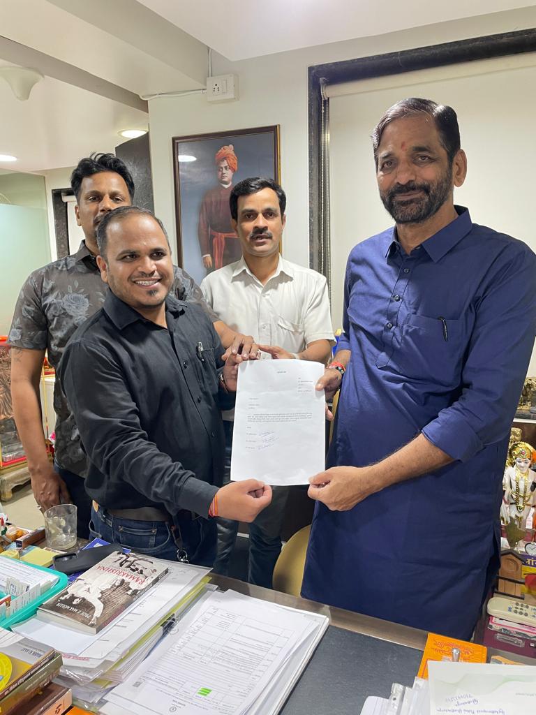 SanjayKelkar_'s tweet photo. आणि त्या कुटुंबाला २५ लाखाचा चेक मिळाला...

घरची गरिबी, वडील हयात नाहीत. आई गृहिणी...घरात कमवता कोणीच नाही. मनीष कदम हा ठाण्यात राहणारा तरुण... शिकण्याचं वय असताना गरज म्हणून डॉमिनोज पिझ्झा कंपनीत डिलिव्हरी बॉय म्हणून कामाला लागला. पण कंपनीचे नियुक्ती पत्र नाही की कोणतीही हमी नाही... तरीही तो घरासाठी काम करत होता...

मनीषला एकदा कंपनीत दुसरं काम दिलं गेलं, ते काम करताना मशीनच्या बिघाडामुळे अपघाती मृत्यू झाला. नोकरीला ६ महिनेच झालेले, घरावर अक्षरशः आभाळ कोसळलं. नुकसान भरपाई मिळावी म्हणून नातेवाईकांनी कंपनीच्या अधिकाऱ्यांना संपर्क केला...पण दाद मिळाली नाही.... म्हणून नातेवाईकांनी कडे संपर्क केला. मी तातडीने संबंधित सर्व शासकीय व कंपनीच्या यंत्रणांशी संपर्क, संवाद साधून डॉमिनोज कंपनीला भरपाई देण्यास भाग पाडलं. गेलेल्या माणसाची कशानेच पोकळी भरु शकत नाही. पण कुटूंबाची उपासमार थांबावी म्हणून केलेली धडपड कामी आली. परिवाराला धीर देणं आवश्यक होतंच पण न्याय देणं सुद्धा महत्वाचं होतं. कुटुंबाला कंपनीने रू. २५ लाखाचा चेक अदा केला व कुटुंबातील एकाला नोकरी देण्याबाबत सुद्धा हमी दिली. याबाबत मनीषच्या परिवाराने साश्रू नयनांनी माझे आभार व्यक्त केले.

#BJP #BJP4IND #bjp4maharashtra #SanjayKelkar