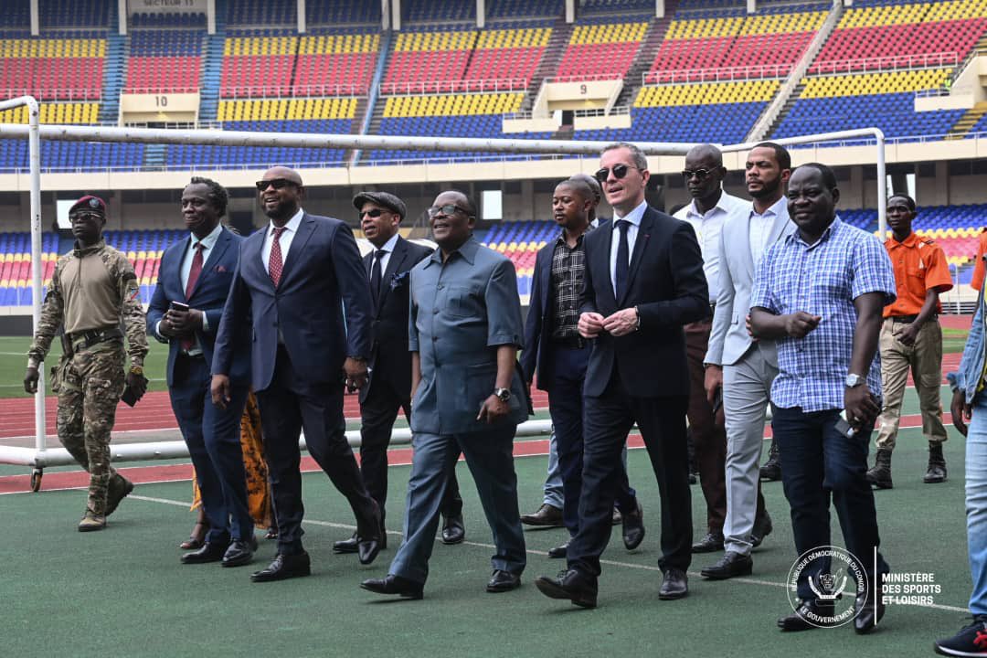 L’ancien Président de @OM_Officiel Jacques-Henri, accompagné du Président du DCMP, a visité le stade des Martyrs sous la conduite du Ministre @francois_kabulo. Le patron des sports et son hôte ont parlé sur l'amélioration du football congolais pour atteindre un niveau supérieur.