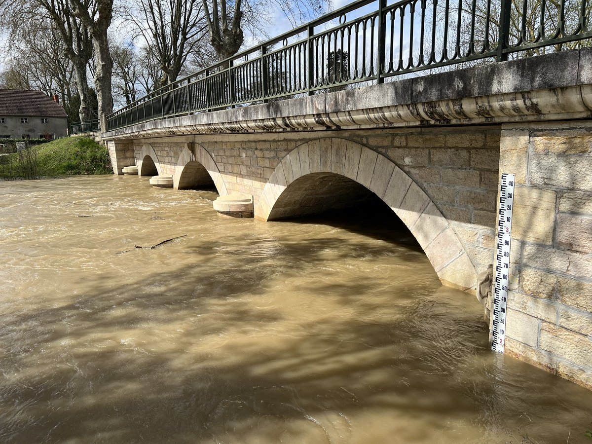 letoy112's tweet photo. 2h entre ces deux photos au niveau du pont de l’Ouche à Echenon. https://t.co/x0AHhlbDz1